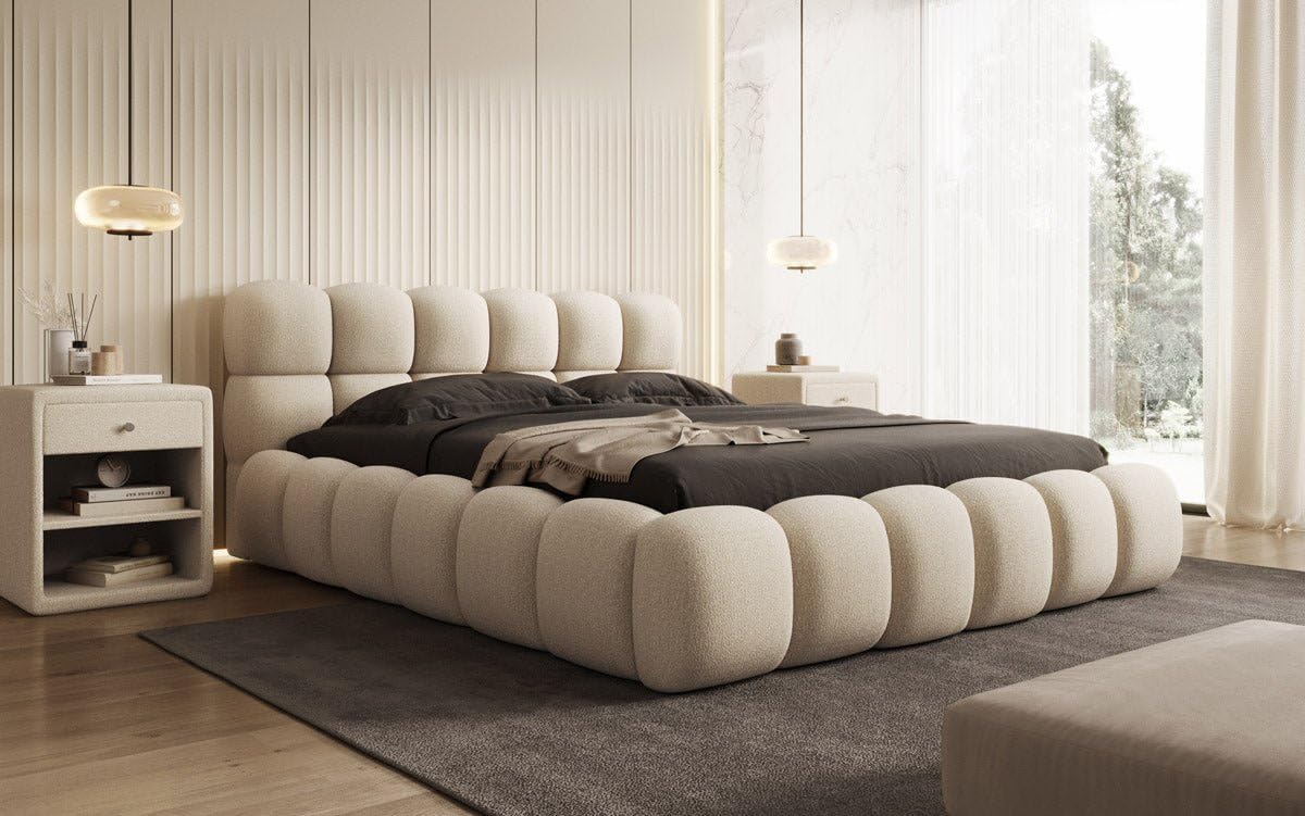 Polsterbett Boston in Bouclé Beige in einem hellen Schlafzimmer